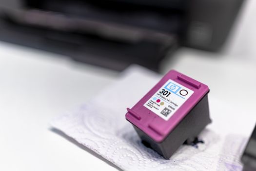 Toner vs. Inkoust: Jak Vybrat Správnou Náplň pro Tiskárnu?